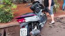 Motociclista fica ferida após colisão entre três veículos em frente ao Zoológico