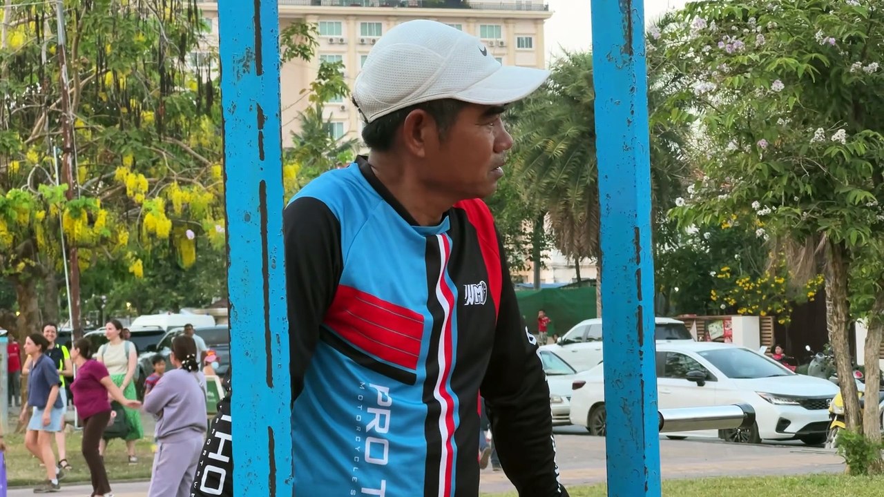លោក រត័្ន ប៊ុនថន មានវ័យ៥៤ឆ្នាំ មិនមានជំងឺជាប់ខ្លួនហើយរាងកាយនៅតែមាំមួន ដោយសារការហាត់ប្រាណតាមសួនច្បាររៀងរាល់ថ្ងៃ