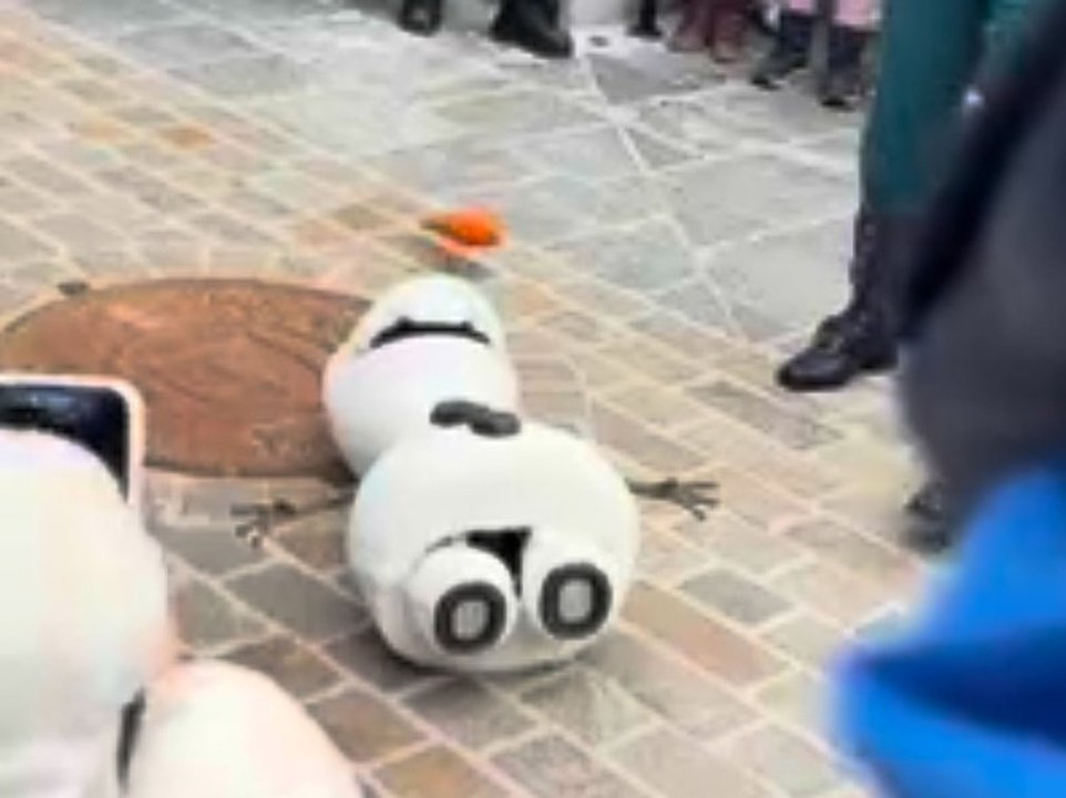 Panne in der 'World of Frozen': Neuer 'Olaf'-Roboter fällt um