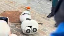Panne in der "World of Frozen": Neuer "Olaf"-Roboter fällt um