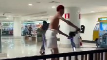 Adolescentes são flagrados com patinetes dentro de shopping em BH