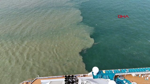 Yağış sonrası Haliç'in rengi kahverengiye döndü