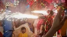 Viral Video: स्टेज पर दूल्हा-दुल्हन ने एक दूसरे पर तानी स्पार्क गन, वायरल हो रहा ये वीडियो