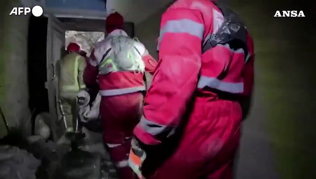 Soccorritori cercano sopravvissuti tra le macerie a Teheran