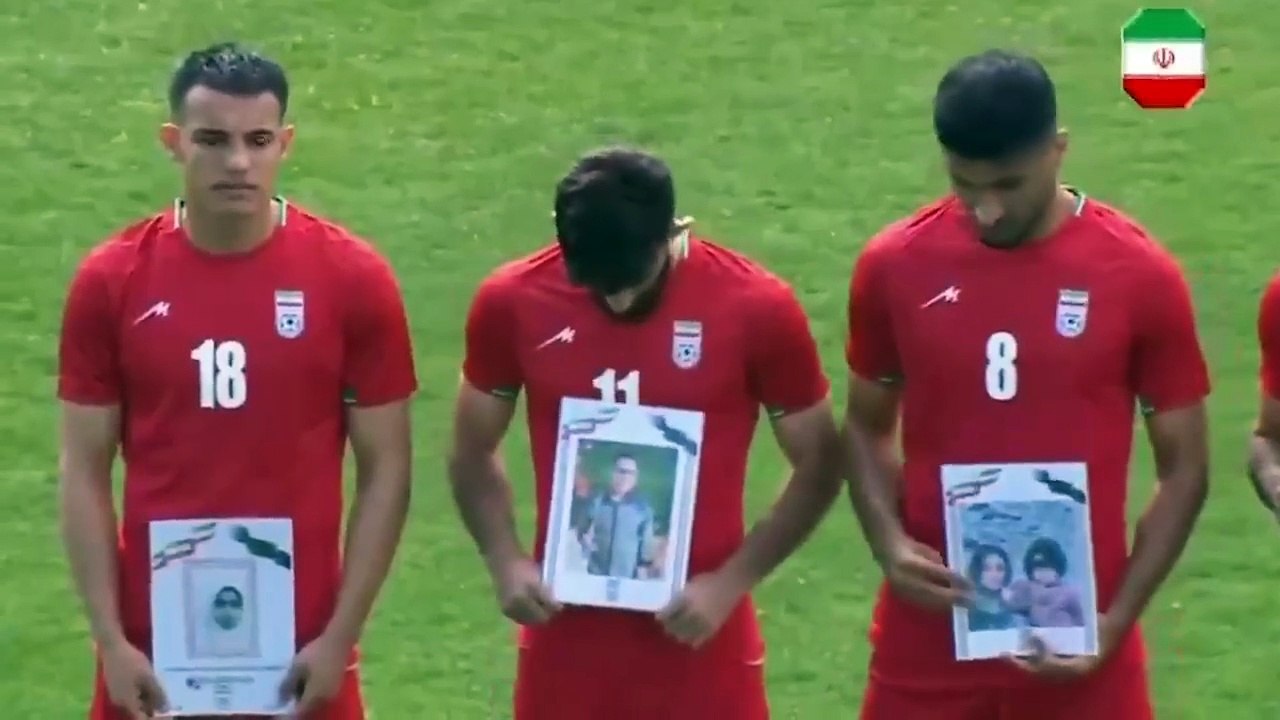 La selección iraní sostiene fotografías de víctimas de la guerra antes de su amistoso contra Costa Rica.