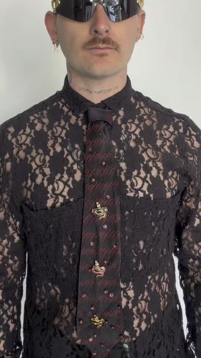 Huit cravates, huit histoires.Depuis quelque temps, je chine des cravates oubliées, mises de côté, parfois délaissées… pour leur donner une seconde vie. Chaque pièce est unique#mode #gay #outfit #toulouse #couture