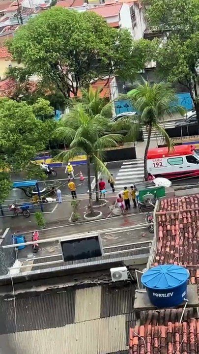 Parte de árvore cai e atinge mulher na Pajuçara durante chuva intensa