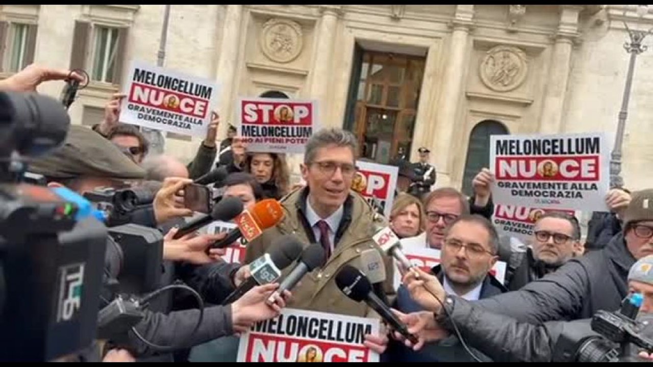 Legge elettorale, flash mob di +Europa e Psi: "Stop al Meloncellum"