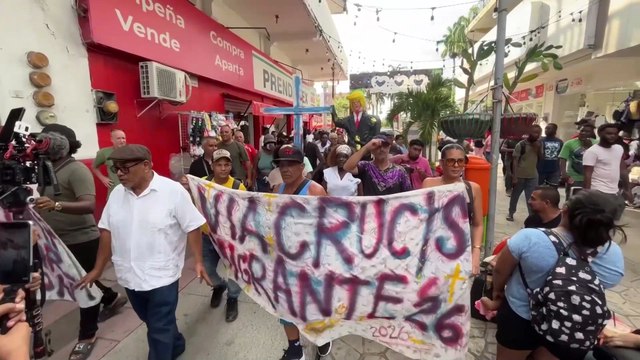 Migrantes queman una piñata de Trump en el sur de México en protesta contra las deportaciones masivas
