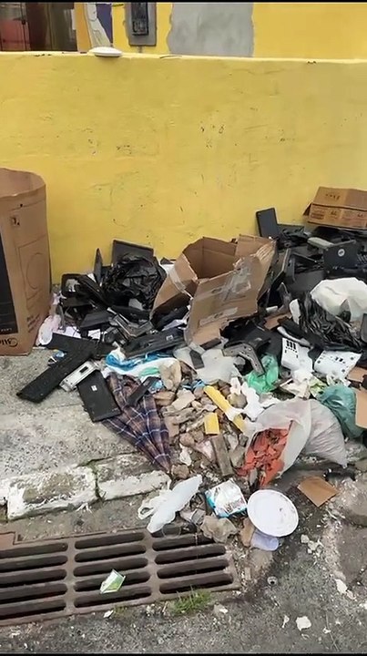 VÍDEO: Montanha de lixo eletrônico é descartada no meio da rua em Salvador; confira
