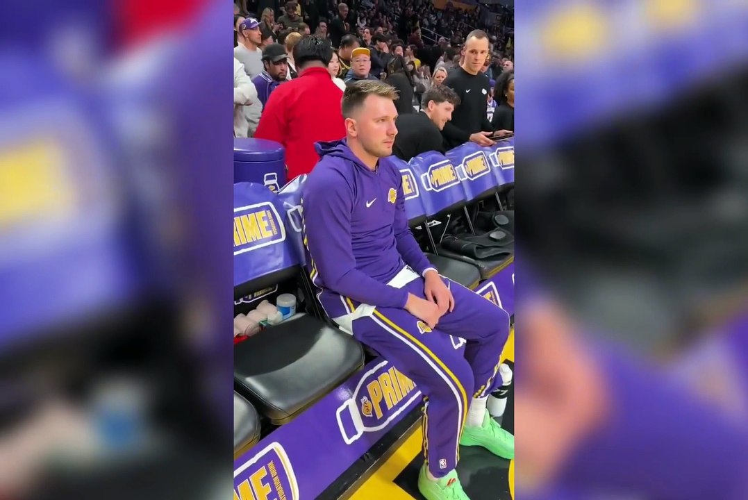 Luka Doncic demuestra su talento encestando cuatro tiros seguidos desde la banca
