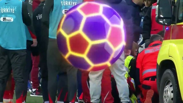 El seleccionador sub-21 de Turquía se desploma tras una tarjeta roja a uno de sus jugadores