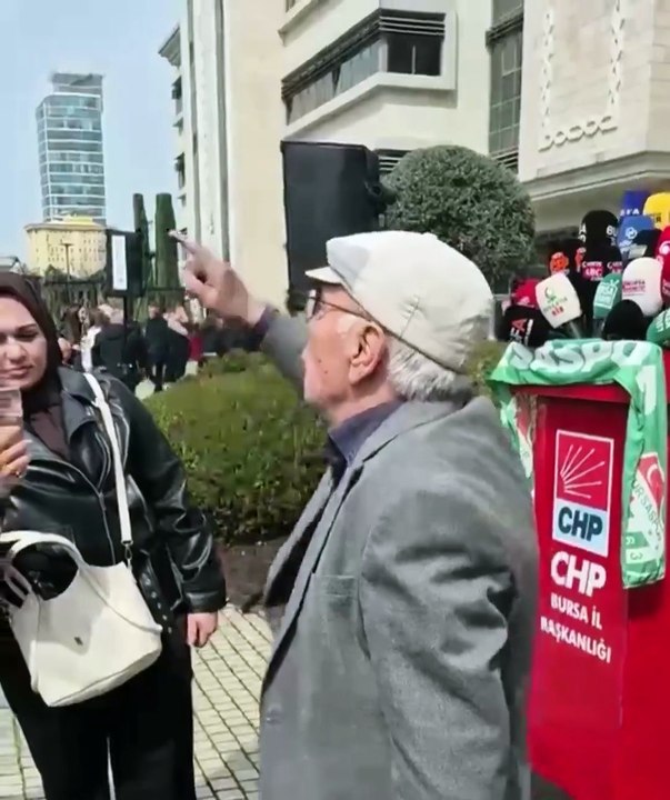 İslam düşmanlığı gözlerini kör etti! Yolsuzluk zanlısı CHP'li Bozbey için belediye önünde peçe ve mukaddesat düşmanlığı yaptılar!