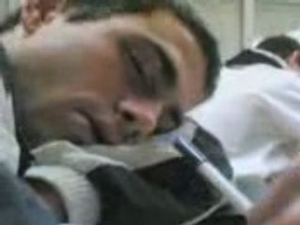 Jojo dors en cours, Niko trouve un stylo....