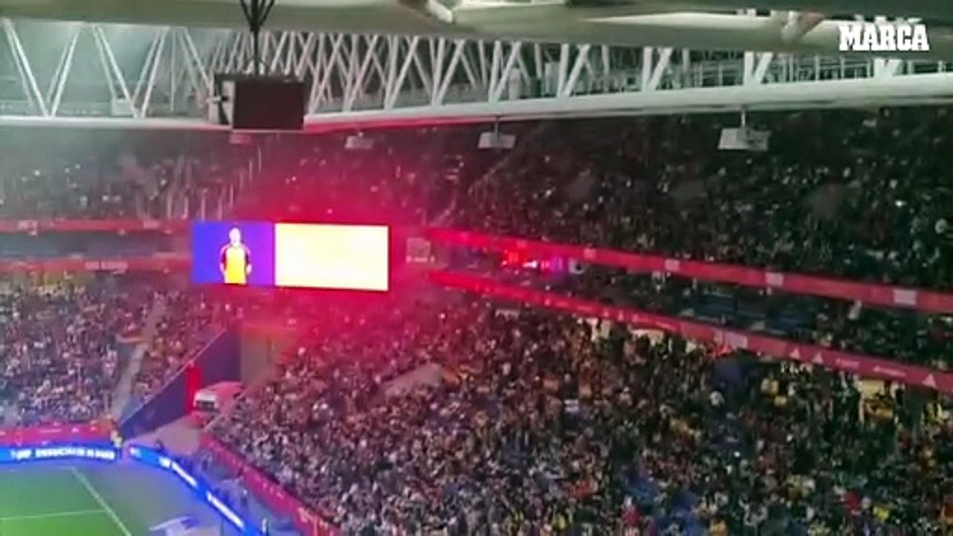 Joan debuta con España... y desata una guerra civil en la grada