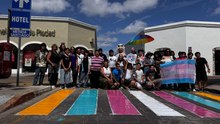 Mérida visibiliza la diversidad con paso peatonal con los colores de la bandera trans
