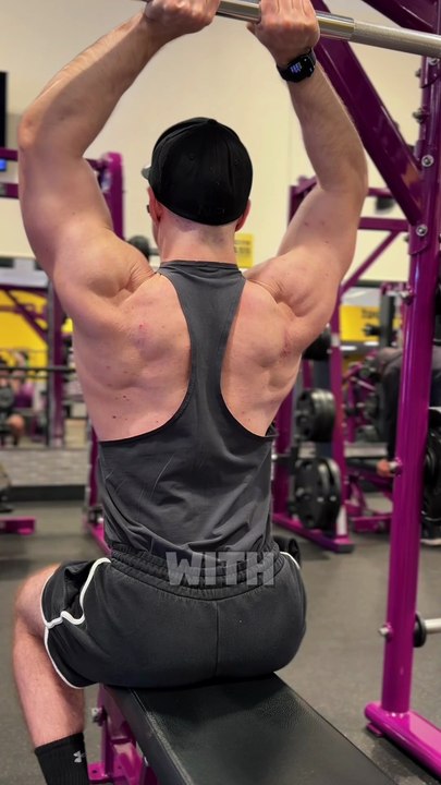 Engaging the Triceps with the Smith Machine 👉💪Smith machine tricep extensions can be a very useful option because the bar path is fixed, which lets you focus more on the elbow extension itself and less on balancing the weight.