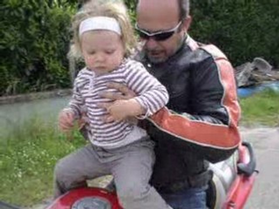 20 mois, en moto avec papi