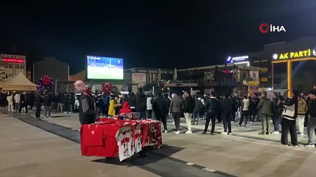 Çorum’da milli maç coşkusu kent meydanında yaşandı
