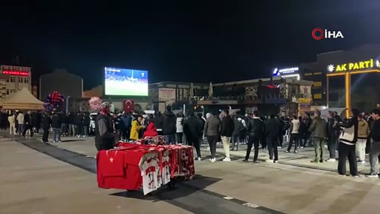 Çorum’da milli maç coşkusu kent meydanında yaşandı