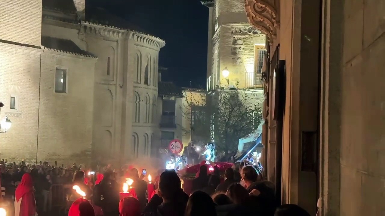 El Cristo de los Ángeles recorre el Casco entre antorchas