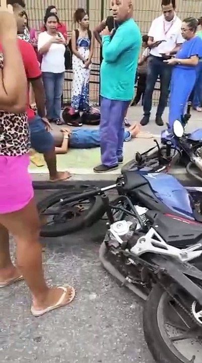 Colisão entre carro e moto deixa mulher ferida ao lado de shopping no Benedito Bentes