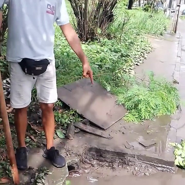 Morador flagra boca de lobo entupida e buracos em bairro de Salvador: "Prefeitura não tem apreço por nós"