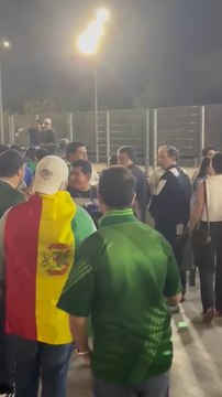 El tenso momento entre un aficionado regiomontano y un grupo de bolivianos en Monterrey