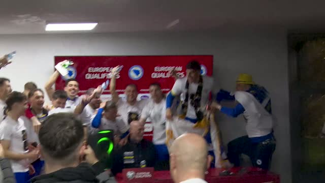 Bosnie - Les joueurs interrompent la conférence de presse pour fêter la qualification
