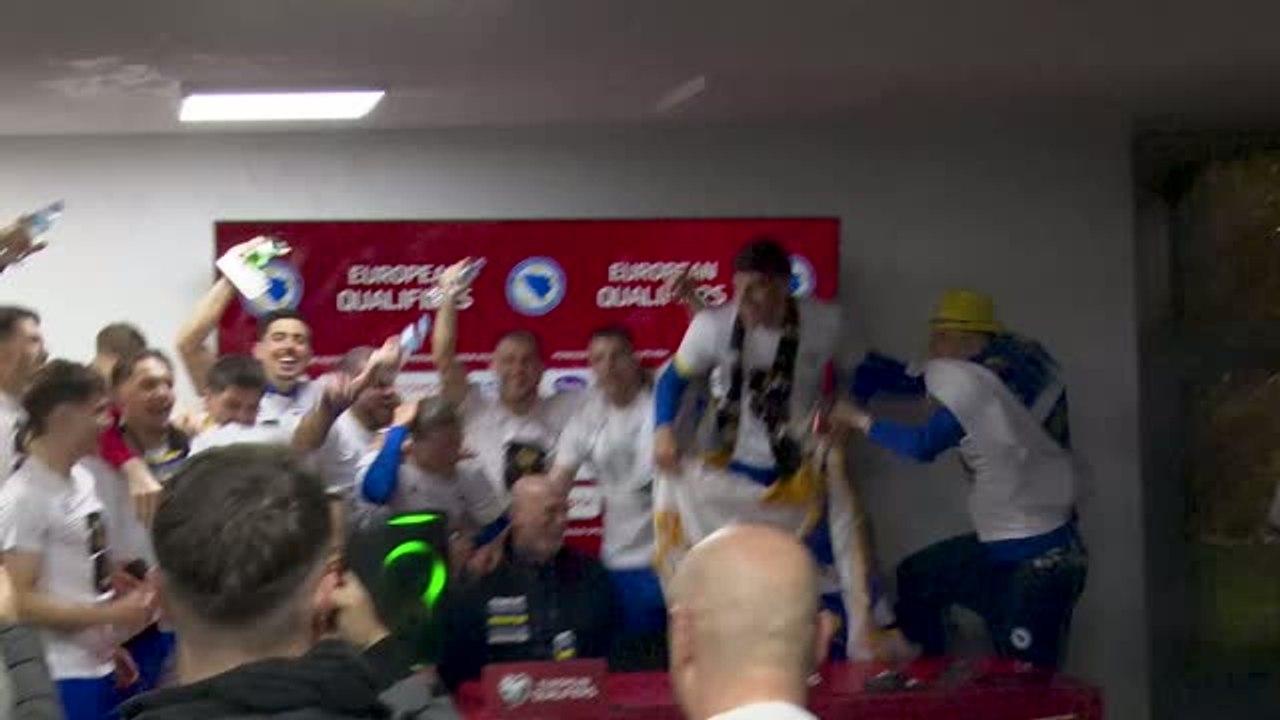 Bosnie - Les joueurs interrompent la conférence de presse pour fêter la qualification