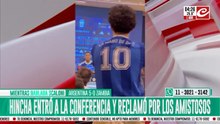 Hincha se infiltró en la conferencia y reclamó por el bajo nivel de los amistosos de Argentina