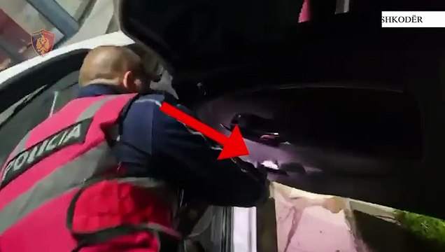 Kokainë dhe kanabis në makinë, kallashnikov dhe thikë në banesë, arrestohet i riu