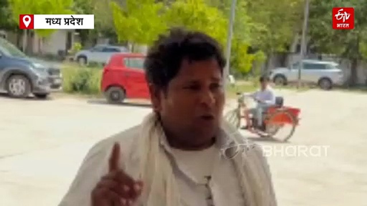 मुरैना में न्याय के लिए अनोखा तरीका, दंडवत होकर कलेक्ट्रेट पहुंचा फरियादी, रोकर सुनाया दर्द