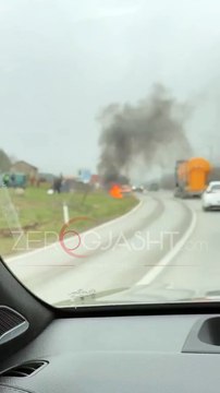 Vetura perfshihet nga flaket ne magjistralen Gjilan-Prishtine