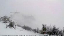 Maltempo Umbria, la bufera di vento e neve rirpesa dalla webcam a Castelluccio di Norcia