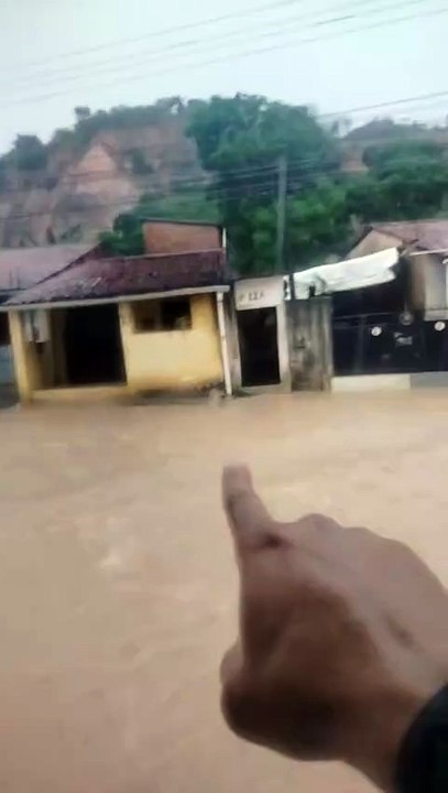Fortes chuvas provocam enxurrada na Grota do Ra...