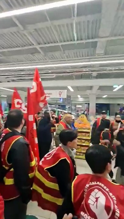Plusieurs centaines de personnes bloquent l’hypermarché Auchan de Bagnolet à l’appel de la CGT, pour dénoncer les licenciements et la dégradation des conditions sociales - VIDEO