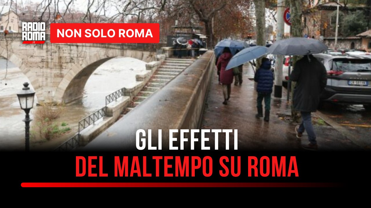 Gli effetti del maltempo su Roma: albero crolla a San Lorenzo, cornicione cade a Prati
