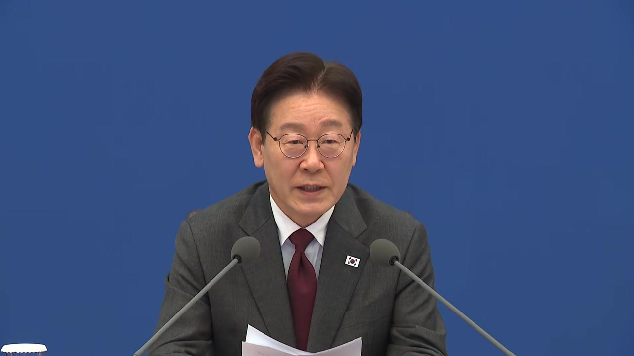 이 대통령 "비상한 상황에 비상 대응...품목 수급 투명하게 공개" / YTN