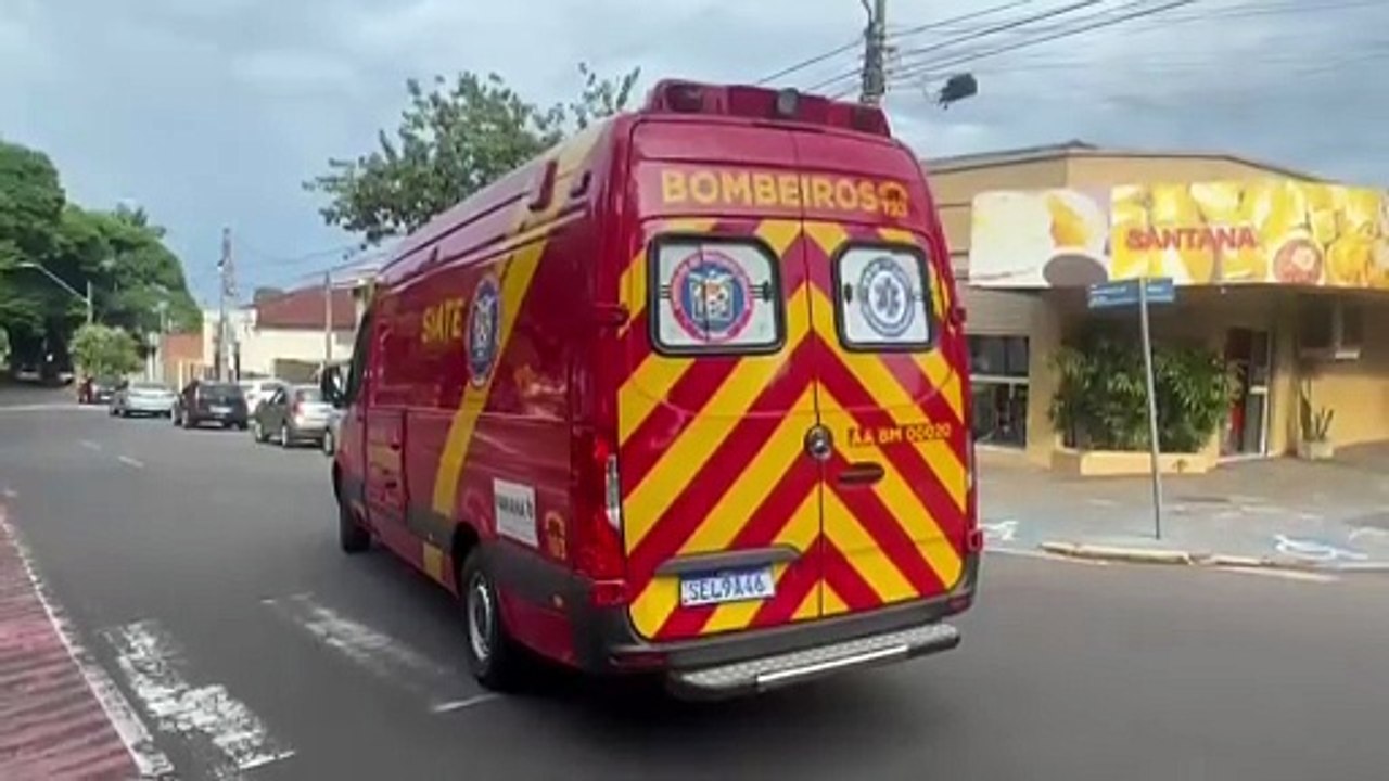 Idosa é atropelada por carro na faixa de pedestres na Praça Anchieta em Umuarama