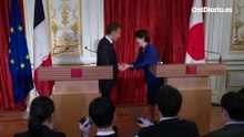 Macron y la primera ministra de Japón imitan a Son Goku haciendo su mítico gesto en 'Dragon Ball'