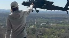 US-Piloten statten Musiker einen Besuch mit Kampfhubschrauber ab