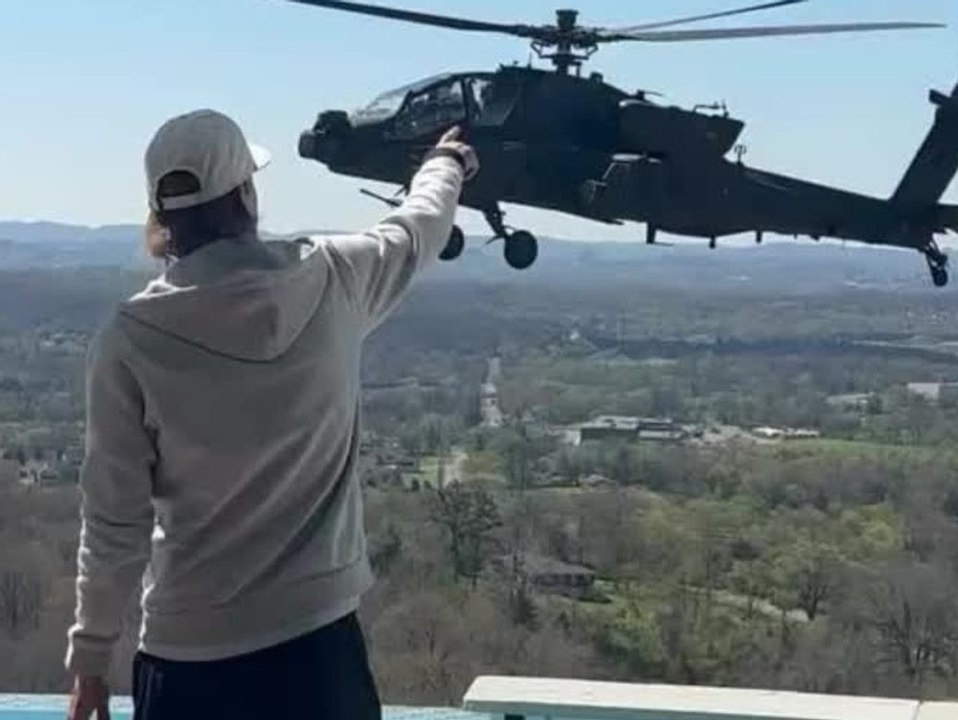 US-Piloten statten Musiker einen Besuch mit Kampfhubschrauber ab