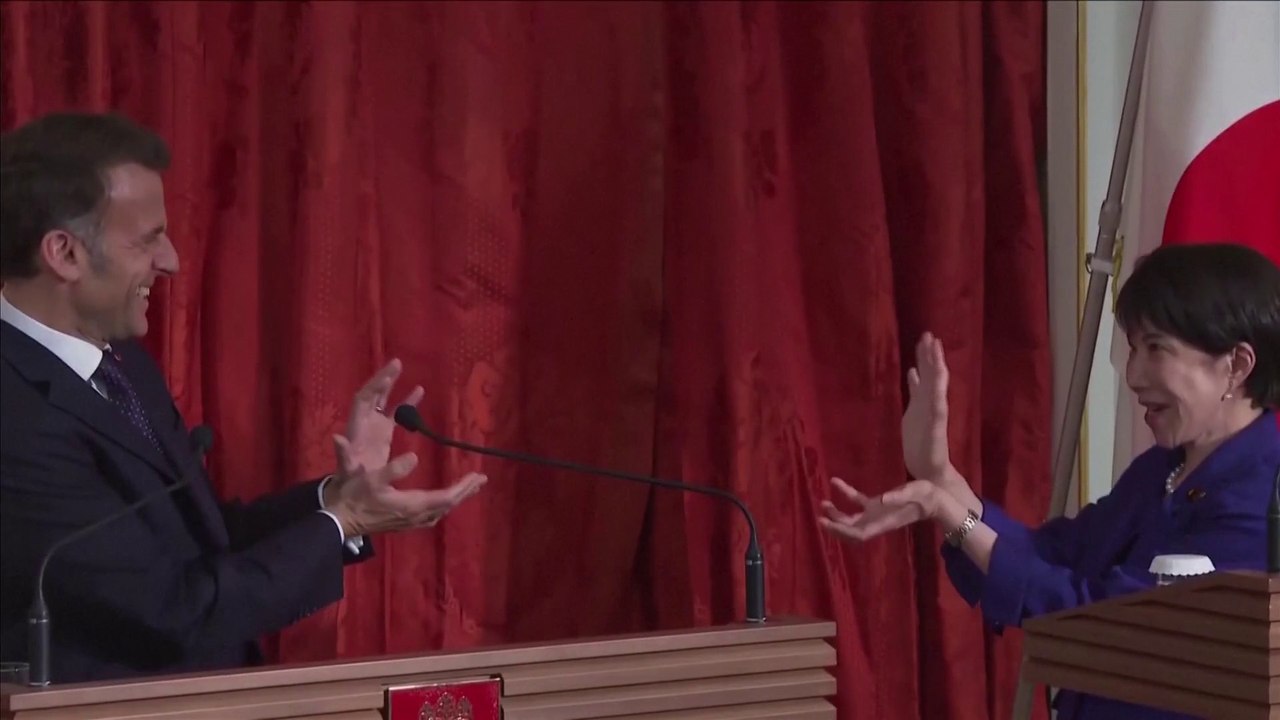 Emmanuel Macron et Sanae Takaichi prennent la pose de «Dragon Ball» à la fin de la conférence de presse