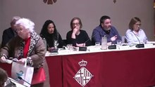 Moment en què una militant de Vox interromp el ple del consell de districte