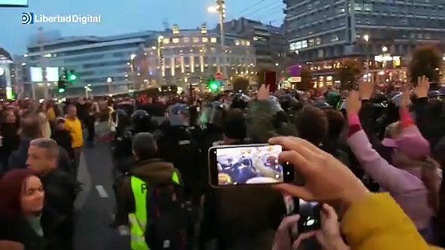 Enfrentamiento entre estudiantes universitarios y la policía en Belgrado