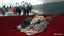 "Tragicomica", al Maxxi dalla Banana di Cattelan alla Torta di Trump