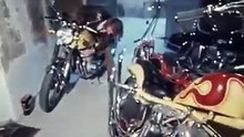 1971 - Johnny Hallyday - Reportage à Moto dans Paris dans “24 Heures sur la Deux” (2ème Chaîne, 16 Novembre)