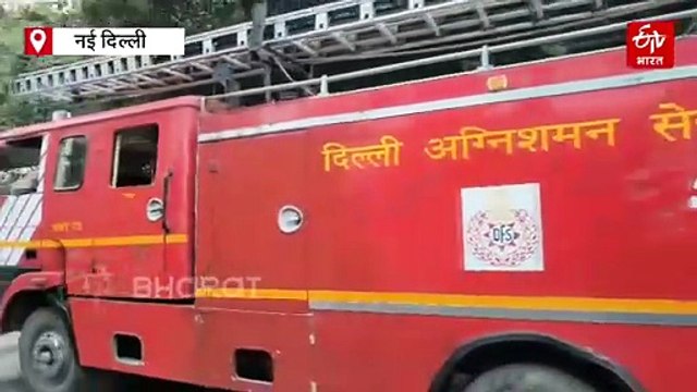 दिल्ली के नंद नगरी में बैंक्वेट हॉल में लगी भीषण आग, इलाके में मची अफरा-तफरी