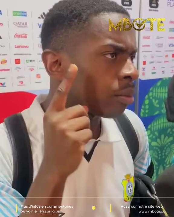 Noah SADIKI avec sa bible après la qualification des léopards de la RDC à la coupe du monde